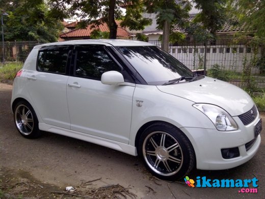 Jual suzuki swift 2010 matic AT white istimewa - Mobil