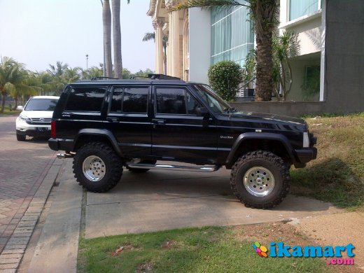 JUAL BLACK JEEP CHEROKEE FULL OPTION - Mobil