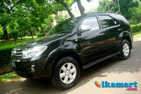 Toyota Fortuner Diesel D4D A/T Th 2010 Black Muluz - Mobil