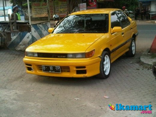 jual mitsubishi lancer  th 1990 Mobil 