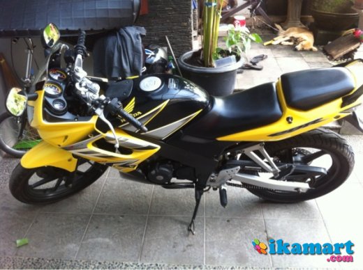 Jual Cbr 150 2006 mulus kuning - Motor