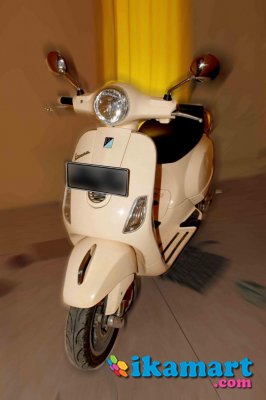 DIJUAL PIAGGIO VESPA LX 125 KUNING Motor