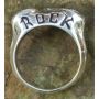 Cincin perak motif tengkorak dengan tulisan "ROCK"