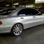 Jual mercy E-200 2005 silver on 20 wheels